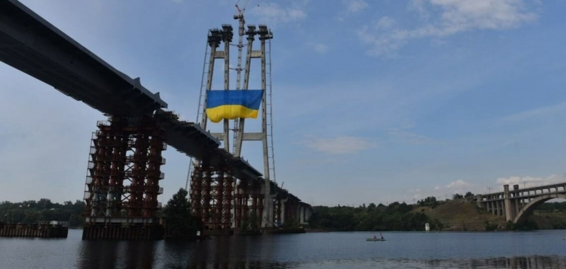 ''Запорожсталь'' установила флаг Украины на самой высокой точке над Днепром