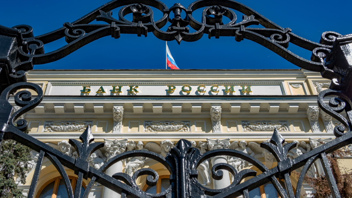 Банк России начнет отслеживать трансграничные денежные переводы россиян