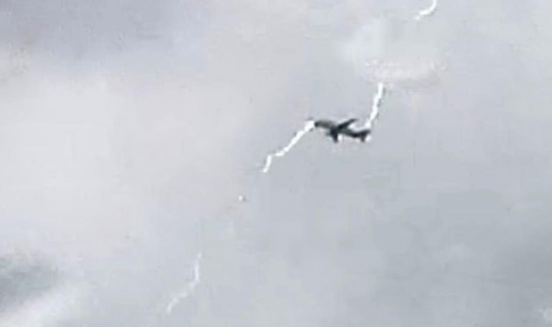 Раздался громкий звук взрыва и яркая белая вспышка: с пугающим грохотом в Airbus ударила молния