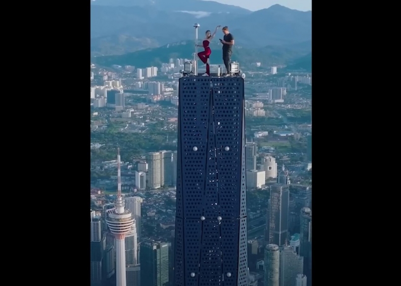 Российских туристов решили засудить за фото на самом высоком небоскрёбе Азии