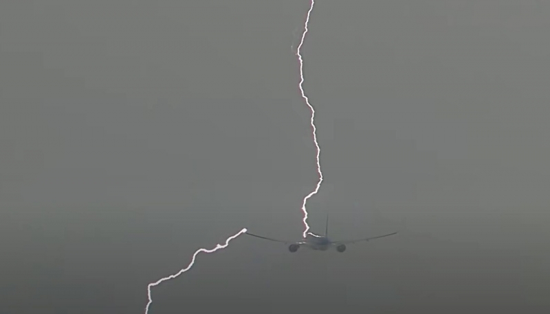 Во время ужасного шторма в Анталии в самолет с туристами ударила молния