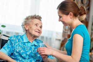 Как правильно ухаживать за пожилыми: советы и рекомендации