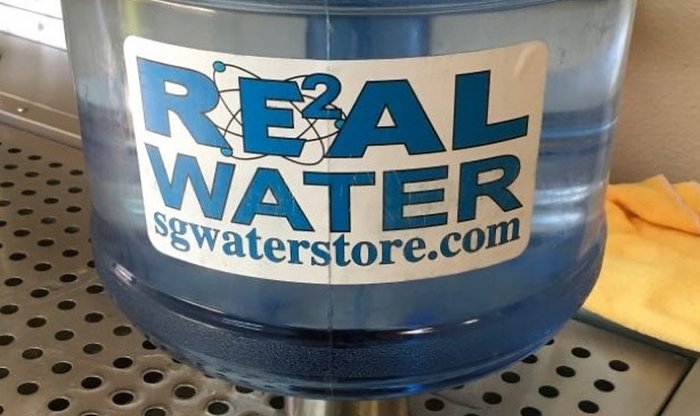 В США десятки людей отравились ракетным топливом в бутилированной воде Real Water 