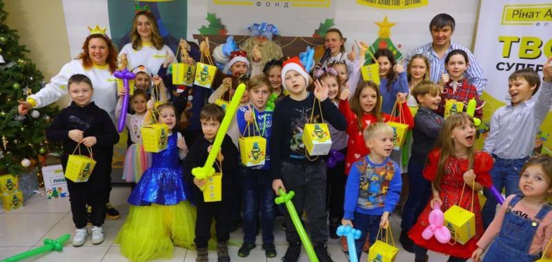 Более 1,2 млн украинских детей получили поздравления и подарки в рамках новогодней акции "Ринат Ахметов – Детям"