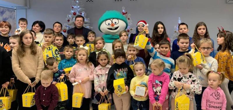 В Черновцах и Кривом Роге дети из Мариуполя получили новогодние подарки от Фонда Рината Ахметова