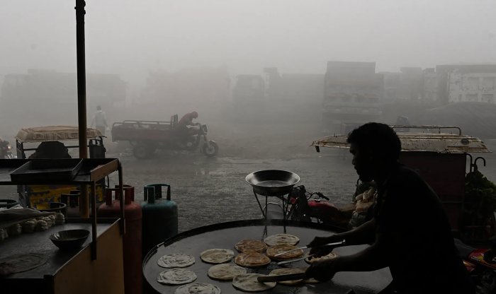 В столице Пакистана Лахоре чудовищный смог разгоняют искусственным дождем 
