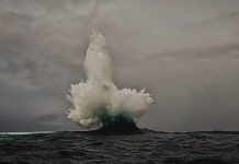 «Невозможную волну» запечатлели на видео у побережья Австралии