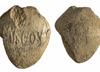 Греческая пуля для пращи возрастом 2100 лет принесла врагу издевательское послание