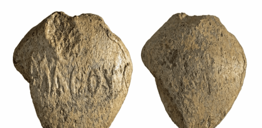 Греческая пуля для пращи возрастом 2100 лет принесла врагу издевательское послание